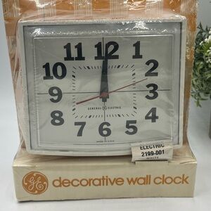 GE Vintage 1960's Model‎ 2199, White Wall Clock Plastic in original packaging